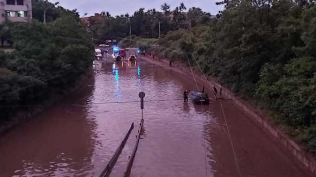 Силният дъжд наводни шахти а подлез беше напълно блокиран Пороен